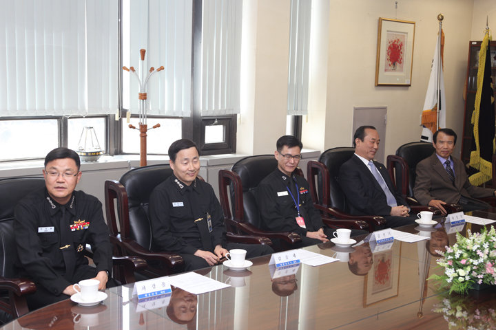 Group led by Captain CHOE Gang-yong, head of the marine tactics and information team of the navy, visits KORDI