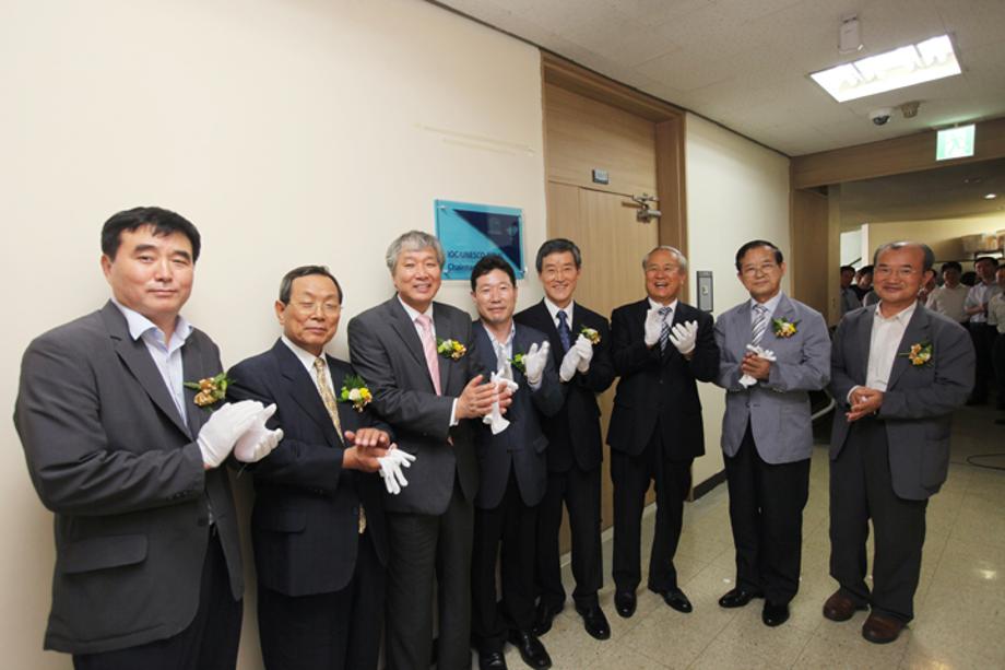 IOC/UNESCO chairman's office hold a signboard hanging ceremony_image0