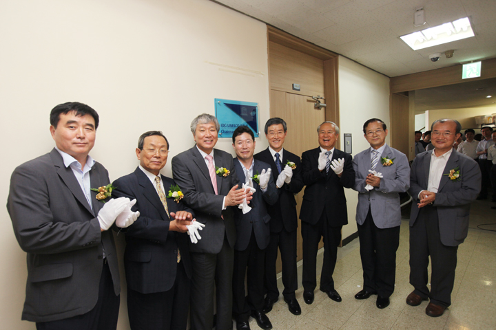 IOC/UNESCO chairman's office hold a signboard hanging ceremony