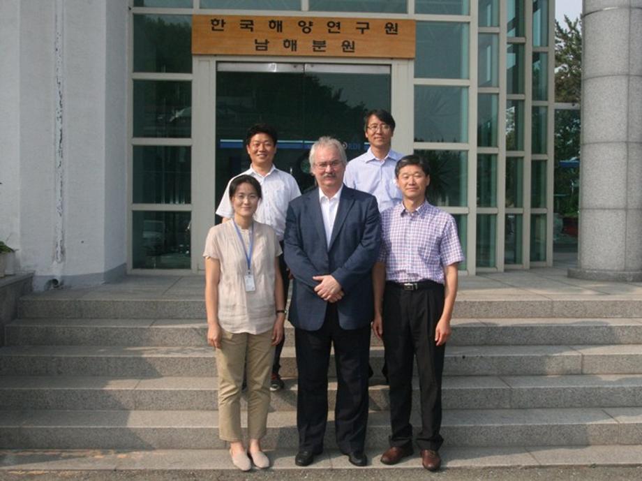 Visit by the chief of Plymouth Marine Laboratory_image0