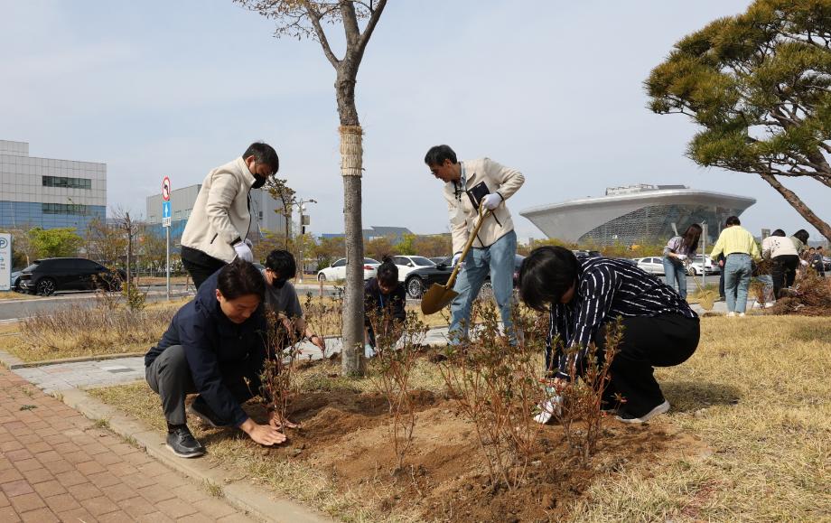 Panting trees to celebrate Arbor Day_image1